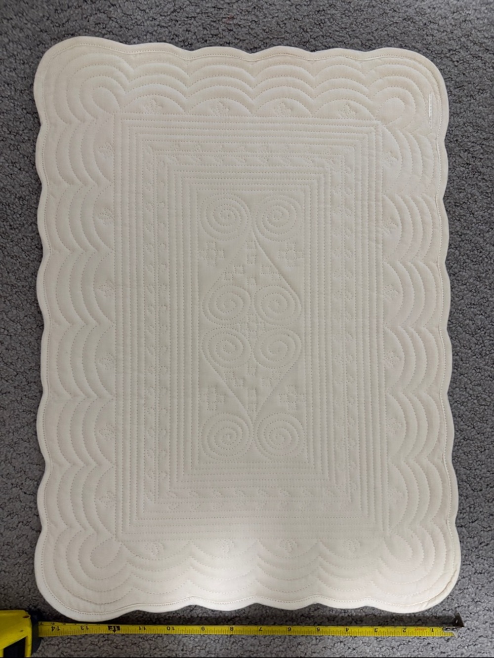 Set of 6  Quilted Scalloped Edge Off White Quilted Cotton Placemats - Picture 8 of 9